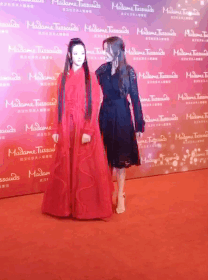 Địch Lệ Nhiệt Ba khoe nhan sắc bên tượng sáp: Đẹp như tượng tạc, khó lòng phân biệt thật giả - Ảnh 9.