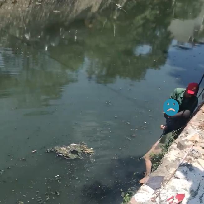 Hà Nội: Gieo mình xuống sông Sét tự tử nhưng được người dân cứu lên, cô gái bị choáng vì nước quá bẩn - Ảnh 1.
