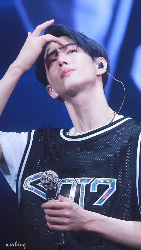 Mark (GOT7) khóc nức nở trong concert vì không thể dự lễ tang bà - Ảnh 1.