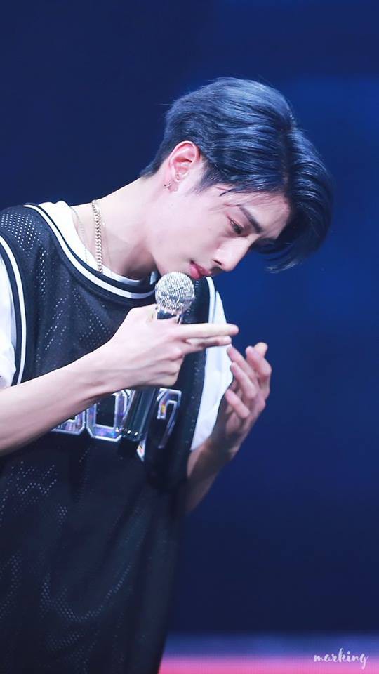 Mark (GOT7) khóc nức nở trong concert vì không thể dự lễ tang bà - Ảnh 2.