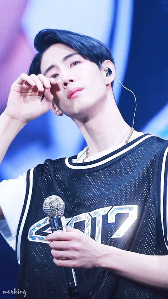 Mark (GOT7) khóc nức nở trong concert vì không thể dự lễ tang bà - Ảnh 3.