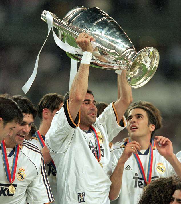 Fernando Hierro, huyền thoại Real Madrid được bổ nhiệm làm HLV Tây Ban Nha - Ảnh 3. Fernando Hierro, huyền thoại Real Madrid được bổ nhiệm làm HLV Tây Ban Nha - Ảnh 3.