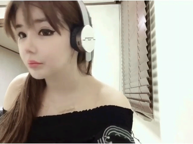 Vừa tuyên bố trở lại, Park Bom lại gây sốc với gương mặt đơ cứng không khác gì tượng sáp - Ảnh 3. Vừa tuyên bố trở lại, Park Bom lại gây sốc với gương mặt đơ cứng không khác gì tượng sáp - Ảnh 3.