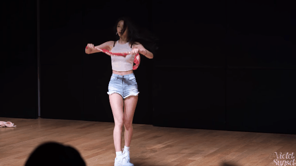 Nữ thần Seolhyun bung lụa: Mặt xinh, dáng đẹp lại còn nhảy sexy - Ảnh 2. Nữ thần Seolhyun bung lụa: Mặt xinh, dáng đẹp lại còn nhảy sexy - Ảnh 2.