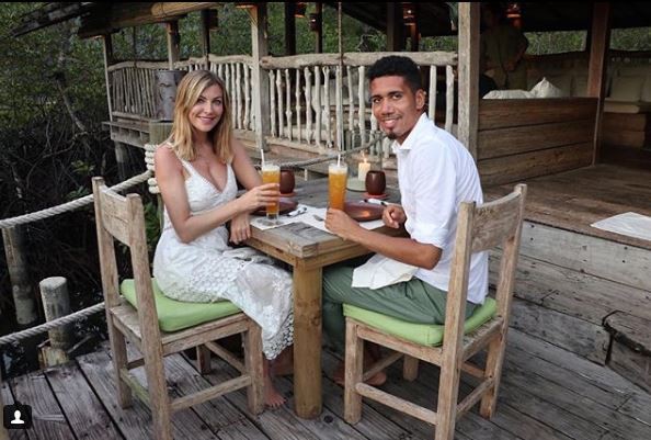 Sao Man Utd Chris Smalling sang Việt Nam du lịch, thân thiện chụp ảnh cùng fan - Ảnh 4. Sao Man Utd Chris Smalling sang Việt Nam du lịch, thân thiện chụp ảnh cùng fan - Ảnh 4.