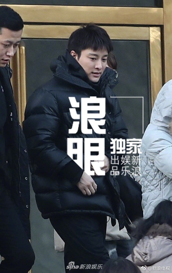 Nụ cười gượng gạo hiếm hoi của Giả Nãi Lượng sau chuỗi 12 ngày chìm đắm trong scandal Nụ cười gượng gạo hiếm hoi của Giả Nãi Lượng sau chuỗi 12 ngày chìm đắm trong scandal