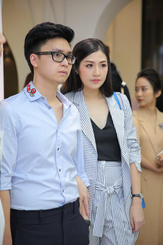 Cận cảnh thiệp cưới đơn giản của Á hậu Tú Anh và ông xã thiếu gia - Ảnh 2. Cận cảnh thiệp cưới đơn giản của Á hậu Tú Anh và ông xã thiếu gia - Ảnh 2.