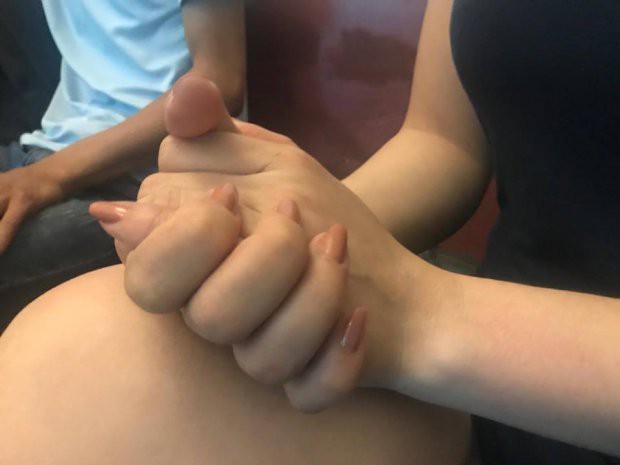 Người mẹ uất nghẹn tố cáo ông nội dâm ô con gái 9 tuổi: Đó là điều quá sức chịu đựng của tôi - Ảnh 2. Người mẹ uất nghẹn tố cáo ông nội dâm ô con gái 9 tuổi: Đó là điều quá sức chịu đựng của tôi - Ảnh 2.