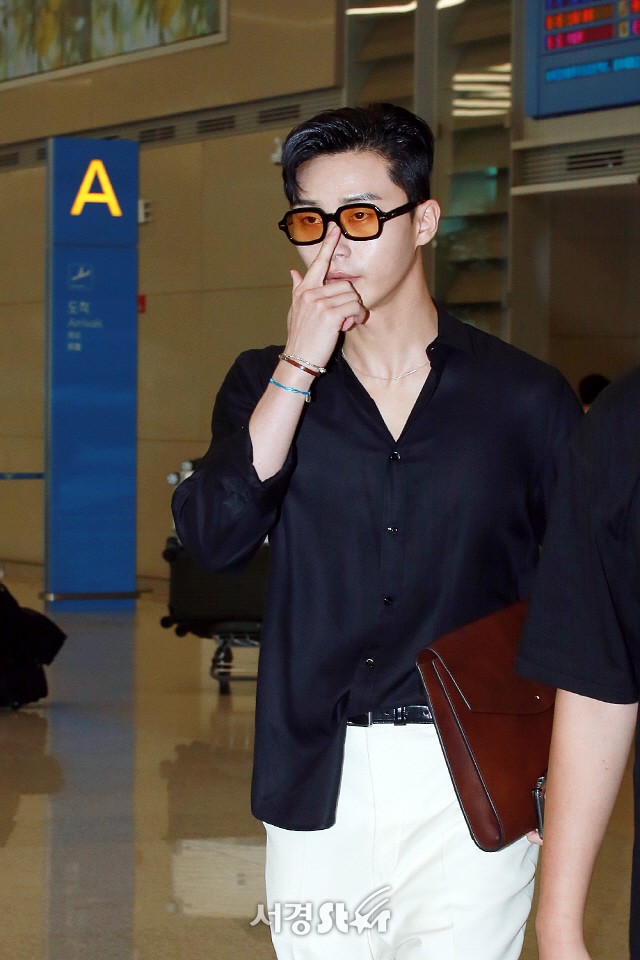 Park Seo Joon bỗng xuất hiện với vẻ ngoài xuề xòa, luộm thuộm khác hẳn “Phó chủ tịch” bảnh bao ngời ngời trên phim - Ảnh 4. Park Seo Joon bỗng xuất hiện với vẻ ngoài xuề xòa, luộm thuộm khác hẳn “Phó chủ tịch” bảnh bao ngời ngời trên phim - Ảnh 4.