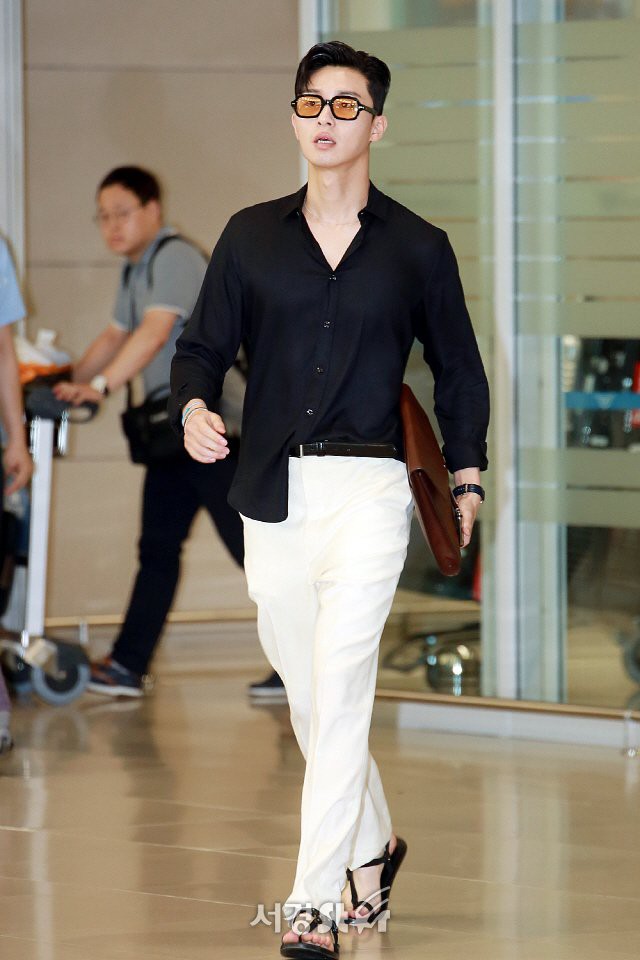 Park Seo Joon bỗng xuất hiện với vẻ ngoài xuề xòa, luộm thuộm khác hẳn “Phó chủ tịch” bảnh bao ngời ngời trên phim - Ảnh 1. Park Seo Joon bỗng xuất hiện với vẻ ngoài xuề xòa, luộm thuộm khác hẳn “Phó chủ tịch” bảnh bao ngời ngời trên phim - Ảnh 1.
