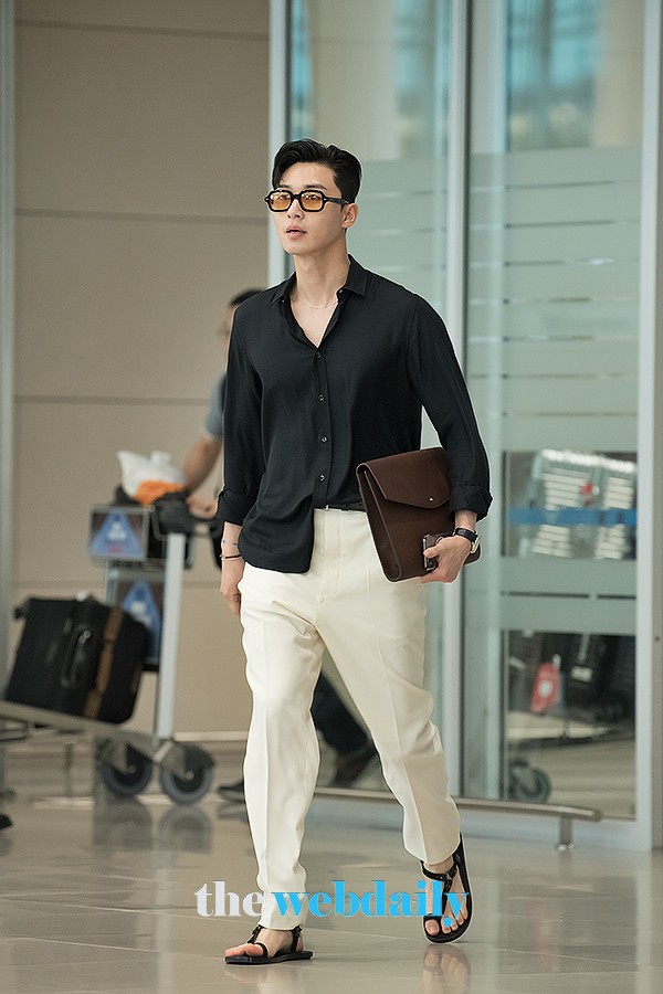 Park Seo Joon bỗng xuất hiện với vẻ ngoài xuề xòa, luộm thuộm khác hẳn “Phó chủ tịch” bảnh bao ngời ngời trên phim - Ảnh 3. Park Seo Joon bỗng xuất hiện với vẻ ngoài xuề xòa, luộm thuộm khác hẳn “Phó chủ tịch” bảnh bao ngời ngời trên phim - Ảnh 3.