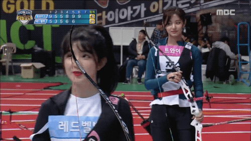 Irene (Red Velvet) & Tzuyu (TWICE) cùng thi bắn cung: Ai tỏa sáng hơn? - Ảnh 2. Irene (Red Velvet) & Tzuyu (TWICE) cùng thi bắn cung: Ai tỏa sáng hơn? - Ảnh 2.
