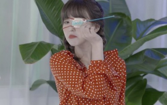 Fan lo lắng khi Wendy (Red Velvet) gặp tai nạn sân khấu đến nỗi phải băng một mắt ngay thời điểm nhóm vừa trở lại - Ảnh 2. Fan lo lắng khi Wendy (Red Velvet) gặp tai nạn sân khấu đến nỗi phải băng một mắt ngay thời điểm nhóm vừa trở lại - Ảnh 2.