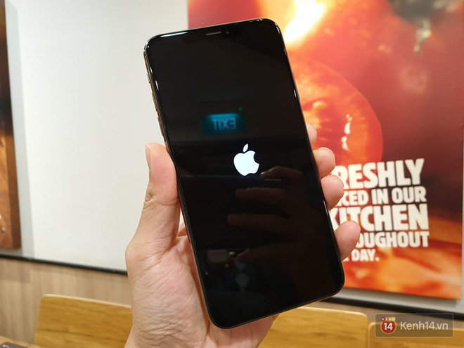 Cận cảnh iPhone XS Max 256GB Gold tuồn ra trước giờ bán, giá khởi điểm 33,9 triệu đồng, sẵn sàng xách về Việt Nam ngay đêm nay - Ảnh 6.