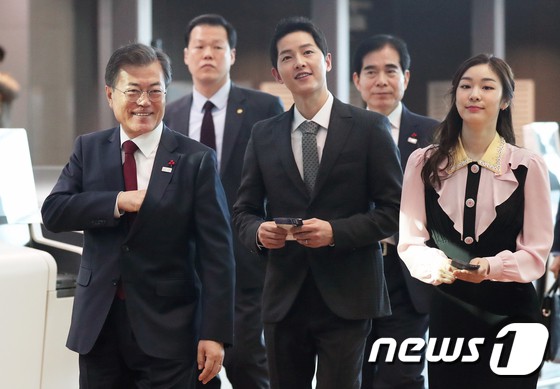 Sau vợ Song Hye Kyo, đến lượt Song Joong Ki lịch lãm, điển trai dự sự kiện tầm cỡ cùng Tổng thống Hàn - Ảnh 2.