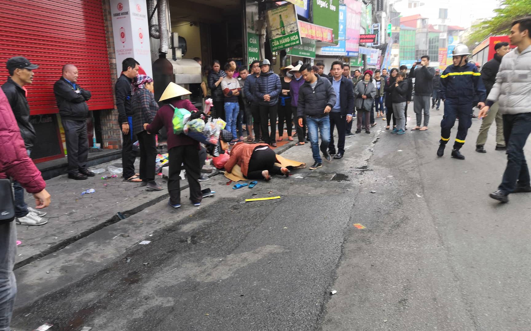 Vụ xe điên gây tai nạn liên hoàn khiến cụ bà tử vong: Tài xế xuống xe xin lỗi từng nạn nhân, người thân gào khóc tại hiện trường