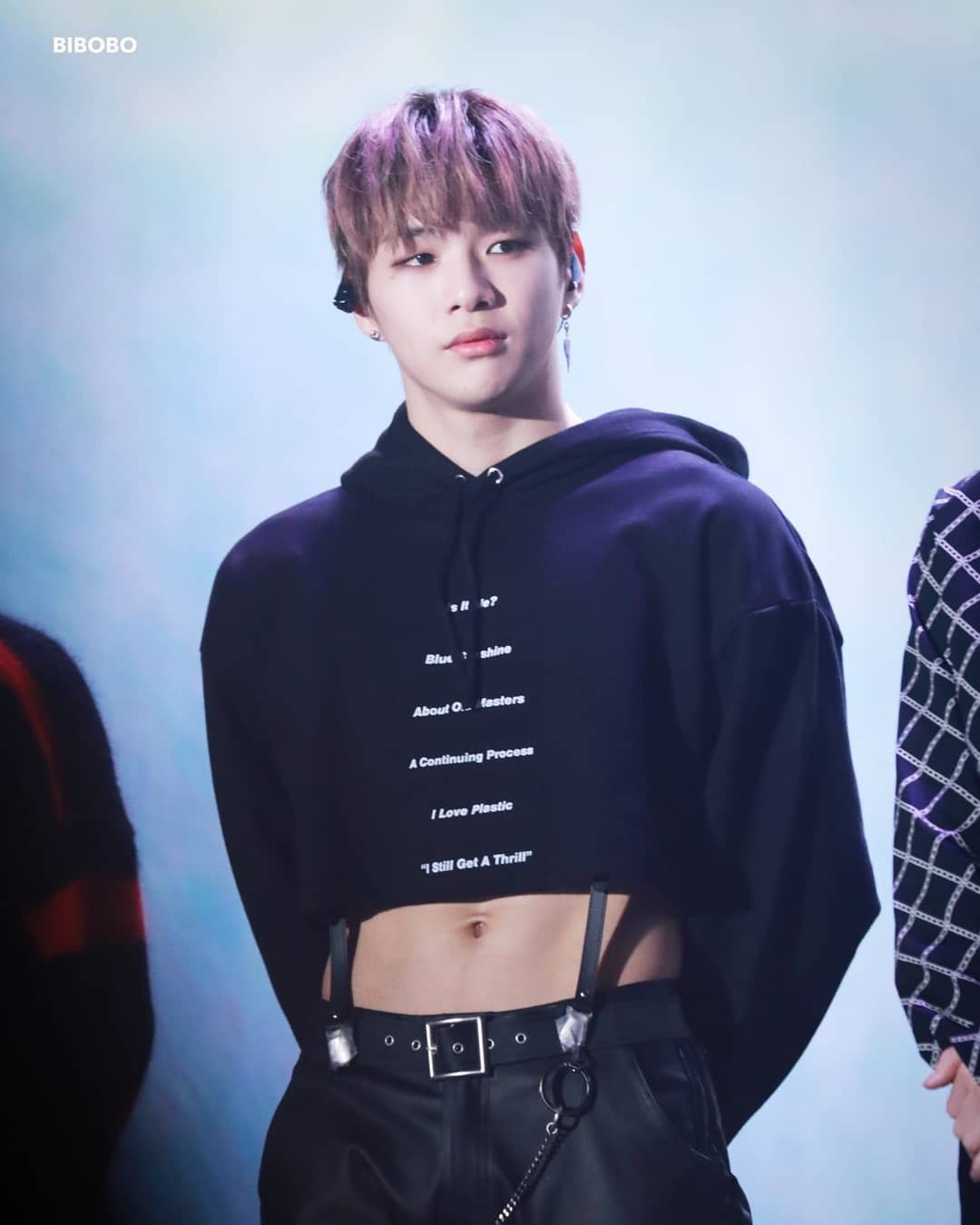 Muốn khô máu với 2 nam idol mặc crop top khoe múi bụng Đạt đến đỉnh