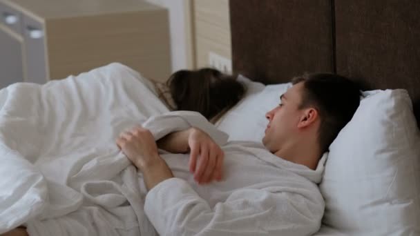 Chiếc chăn thông minh bên ấm sực bên thông thoáng sẽ giúp các cặp đôi không kèn cựa giành chăn mỗi đêm - Ảnh 1. Chiếc chăn thông minh bên ấm sực bên thông thoáng sẽ giúp các cặp đôi không kèn cựa giành chăn mỗi đêm - Ảnh 1.