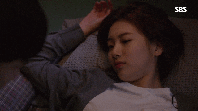 Đóng Vagabond xem Suzy lộ bản chất thật: Ngủ với trai vô tư tốc áo cho mát, ôm Lee Seung Gi hít hà ngủ ngon - Ảnh 7.