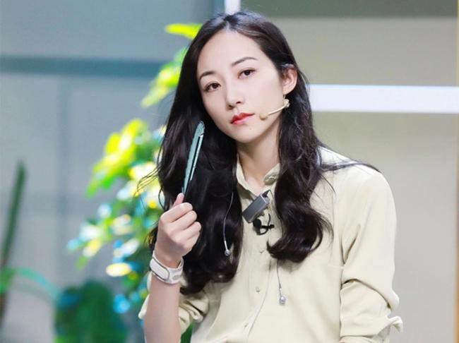 Vì sao nữ minh tinh luôn lấy chồng lớn hơn cả giáp? Bạch Cốt Tinh Hàn Tuyết đưa ra đáp án khiến chị em tán thưởng - Ảnh 3. Vì sao nữ minh tinh luôn lấy chồng lớn hơn cả giáp? Bạch Cốt Tinh Hàn Tuyết đưa ra đáp án khiến chị em tán thưởng - Ảnh 3.