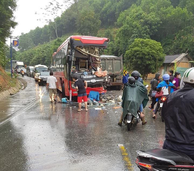 Tuyên Quang: Xe khách biến dạng hoàn toàn sau cú va chạm kinh hoàng với xe đầu kéo, nhiều người nhập viện cấp cứu - Ảnh 1.