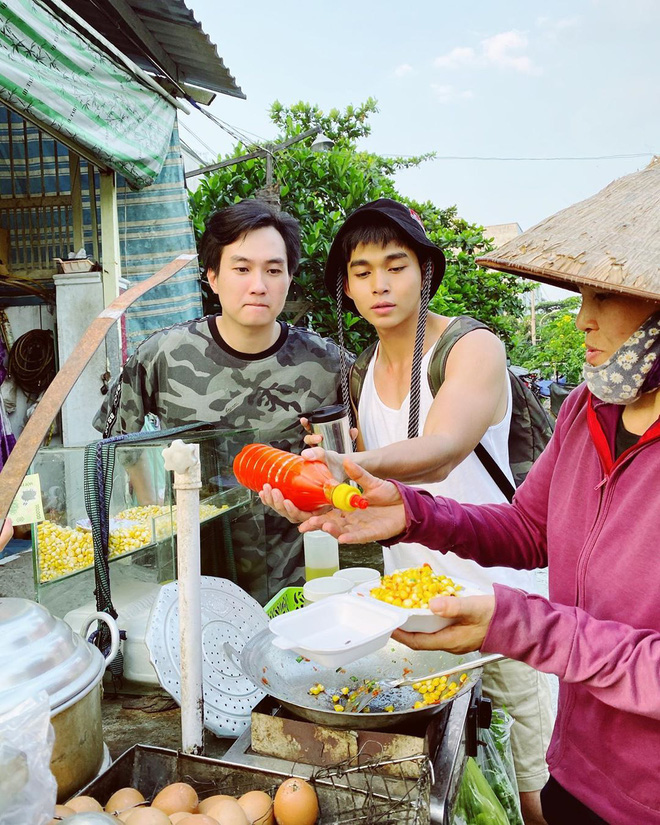 Chỉ có thể là thánh háu ăn Jun Phạm: Nóng lòng đến mức suýt tranh cả việc của cô bán bắp xào - Ảnh 1.