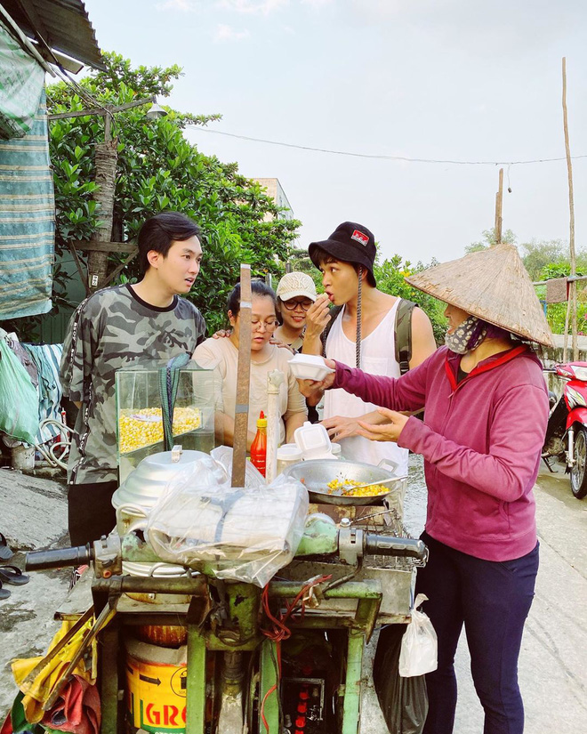 Chỉ có thể là thánh háu ăn Jun Phạm: Nóng lòng đến mức suýt tranh cả việc của cô bán bắp xào - Ảnh 2.