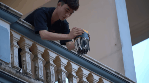 Vlogger chơi ngông có tiếng của Việt Nam: Thả chơi 100 con dao từ trên cao xuống, chuyên dạy hư giới trẻ bất chấp dư luận - Ảnh 4.