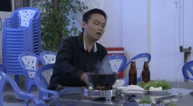 Ngán ngẩm gu thời trang khoe đồi núi của y tá Tuyết, đến chồng bạn cũng không tha ở tập 13 Không Lối Thoát - Ảnh 1. Ngán ngẩm gu thời trang khoe đồi núi của y tá Tuyết, đến chồng bạn cũng không tha ở tập 13 Không Lối Thoát - Ảnh 1.