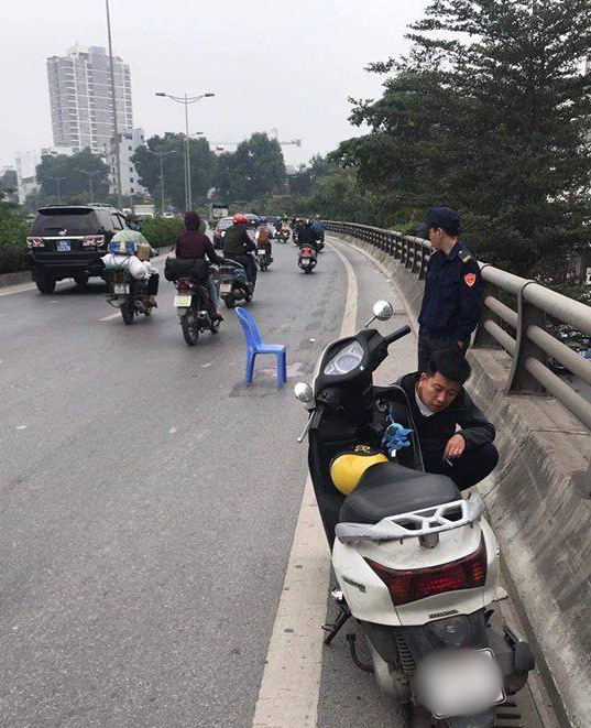 Hà Nội: Truy tìm tài xế gây tai nạn khiến cháu bé 5 tuổi tử vong rồi bỏ trốn khỏi hiện trường - Ảnh 1.