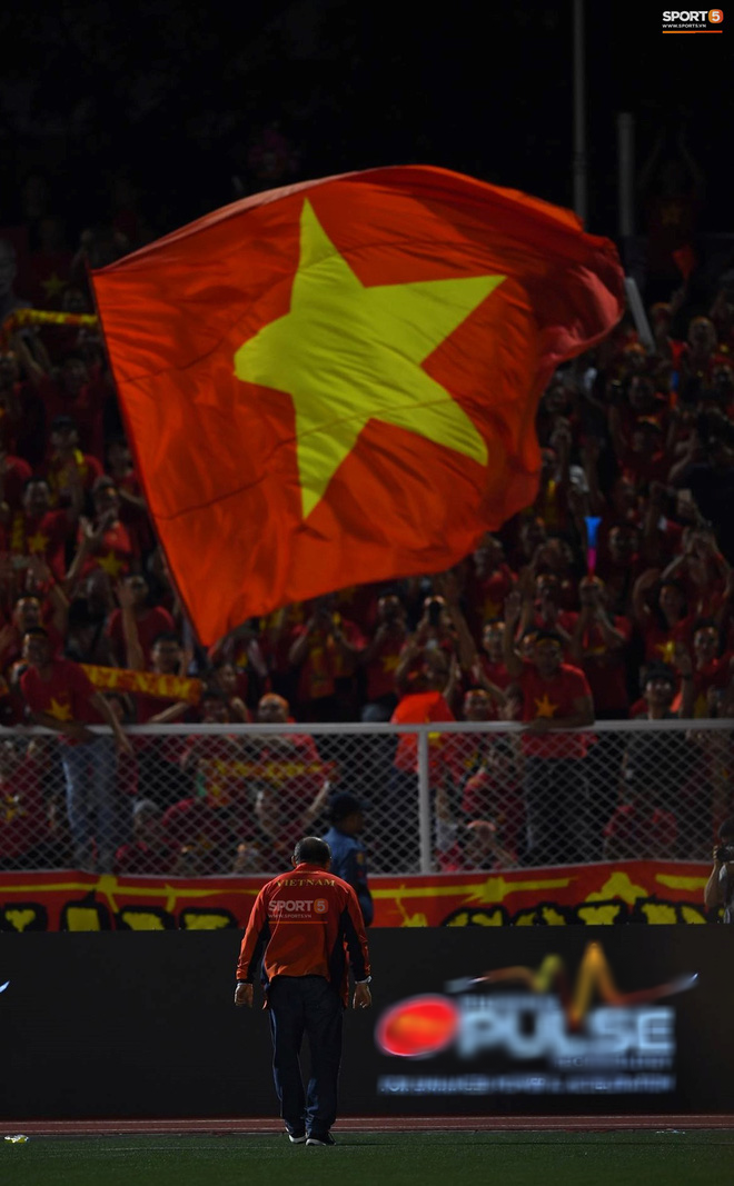 U22 Việt Nam ăn mừng cực cảm xúc khi vô địch SEA Games 30 - Ảnh 9. U22 Việt Nam ăn mừng cực cảm xúc khi vô địch SEA Games 30 - Ảnh 9.