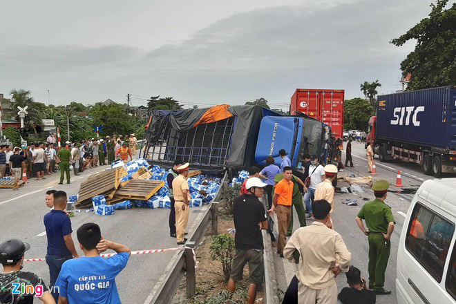 Nhìn lại những vụ TNGT kinh hoàng năm 2019: Nữ lao công chết thảm trên đường Láng Hạ, 15 người thương vong trên đường viếng nghĩa trang - Ảnh 29.