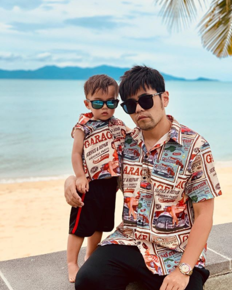Mới 2 tuổi, quý tử nhà Châu Kiệt Luân đã gây sốt bởi vẻ ngoài cực cool ngầu, tạo dáng chuyên nghiệp không kém bố - Ảnh 3. Mới 2 tuổi, quý tử nhà Châu Kiệt Luân đã gây sốt bởi vẻ ngoài cực cool ngầu, tạo dáng chuyên nghiệp không kém bố - Ảnh 3.