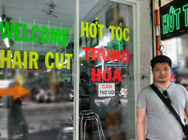 Blogger người Nhật đến phố Bùi Viện hỏi: Cắt cho tôi kiểu tóc phổ biến nhất Việt Nam và cái kết khiến anh cười phớ lớ - Ảnh 1.