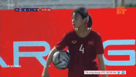 Nữ cầu thủ Hoàng Thị Loan: Vào sân từ băng ghế dự bị nhưng chiếm sạch spotlight, được cameraman ưu ái trong từng khung hình - Ảnh 3. Nữ cầu thủ Hoàng Thị Loan: Vào sân từ băng ghế dự bị nhưng chiếm sạch spotlight, được cameraman ưu ái trong từng khung hình - Ảnh 3.