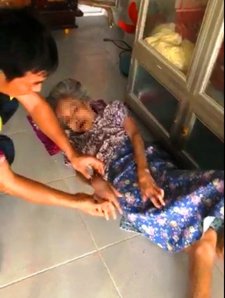 Phẫn nộ nghịch tử bạo hành mẹ già dù được cho tiền tỷ để phụng dưỡng - Ảnh 2. Phẫn nộ nghịch tử bạo hành mẹ già dù được cho tiền tỷ để phụng dưỡng - Ảnh 2.
