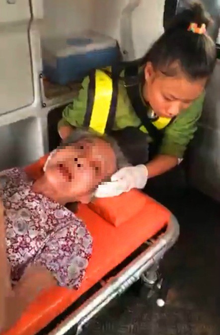 Phẫn nộ nghịch tử bạo hành mẹ già dù được cho tiền tỷ để phụng dưỡng - Ảnh 4. Phẫn nộ nghịch tử bạo hành mẹ già dù được cho tiền tỷ để phụng dưỡng - Ảnh 4.