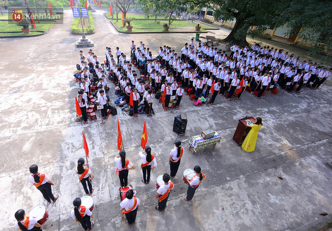 Buổi chào cờ đầu năm mới chìm trong nước mắt ở ngôi trường có 6 học sinh đuối nước thương tâm - Ảnh 1.