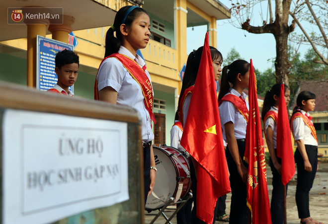 Buổi chào cờ đầu năm mới chìm trong nước mắt ở ngôi trường có 6 học sinh đuối nước thương tâm - Ảnh 3.