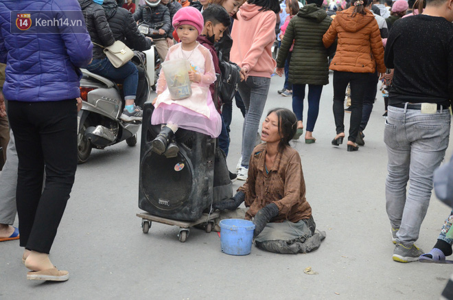 Bò, trườn, lê lết tại chợ Viềng, đội quận ăn xin, hát rong kiếm cả bao tiền lớn từ người dân - Ảnh 2. Bò, trườn, lê lết tại chợ Viềng, đội quận ăn xin, hát rong kiếm cả bao tiền lớn từ người dân - Ảnh 2.