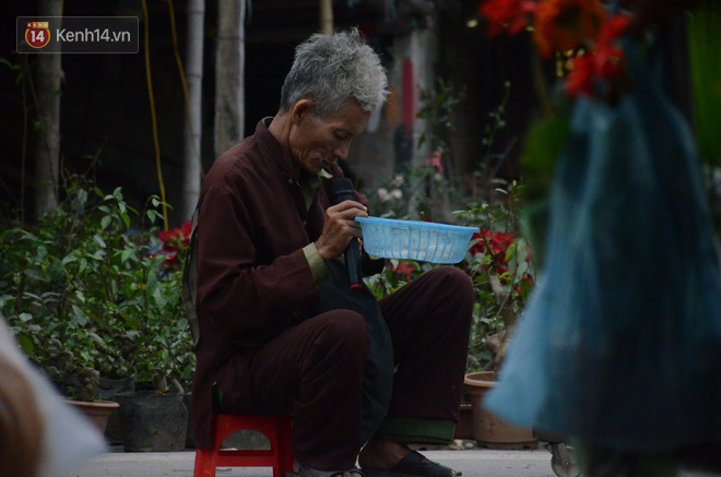Bò, trườn, lê lết tại chợ Viềng, đội quận ăn xin, hát rong kiếm cả bao tiền lớn từ người dân - Ảnh 5. Bò, trườn, lê lết tại chợ Viềng, đội quận ăn xin, hát rong kiếm cả bao tiền lớn từ người dân - Ảnh 5.