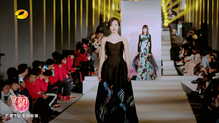 Loạt mỹ nhân Hoa ngữ trổ tài catwalk: Phạm Băng Băng đúng là nữ hoàng, Địch Lệ Nhiệt Ba lại như “đi chợ” - Ảnh 7.