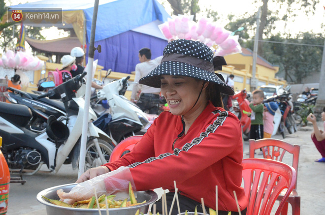 Tâm sự của đôi vợ chồng “làm chuyện ấy” trong ngôi miếu 17 tỷ đồng: Ra khỏi cửa mọi người chọc, ngại đỏ cả mặt! - Ảnh 6.