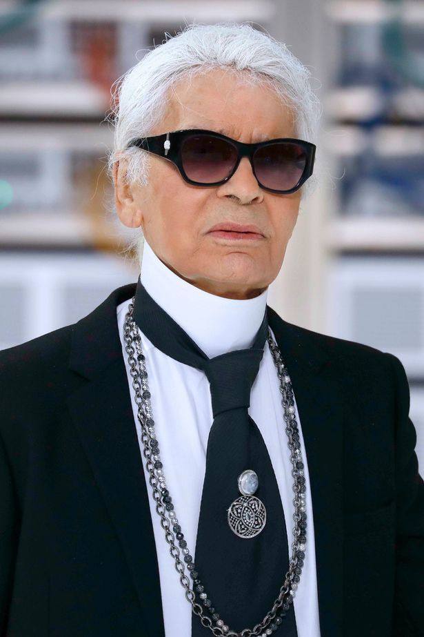 Người hâm mộ đau buồn, dâng hoa tưởng nhớ NTK Karl Lagerfeld tại cửa hàng của Chanel tại Paris - Ảnh 1.