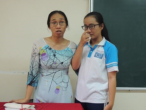 Vụ cô giáo không giảng bài tiếp tục bị đình chỉ vì ném vở học sinh: Nếu là giáo viên khác thì chỉ nhắc nhở, còn cô Châu phải đình chỉ vì tái phạm - Ảnh 2. Vụ cô giáo không giảng bài tiếp tục bị đình chỉ vì ném vở học sinh: Nếu là giáo viên khác thì chỉ nhắc nhở, còn cô Châu phải đình chỉ vì tái phạm - Ảnh 2.