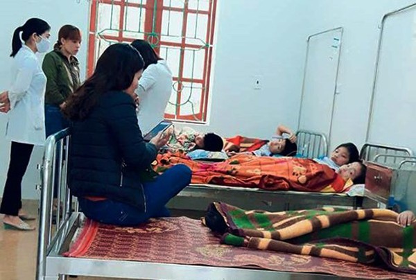 Hà Tĩnh: 7 học sinh nhập viện cấp cứu sau bữa sáng tại cổng trường - Ảnh 1. Hà Tĩnh: 7 học sinh nhập viện cấp cứu sau bữa sáng tại cổng trường - Ảnh 1.