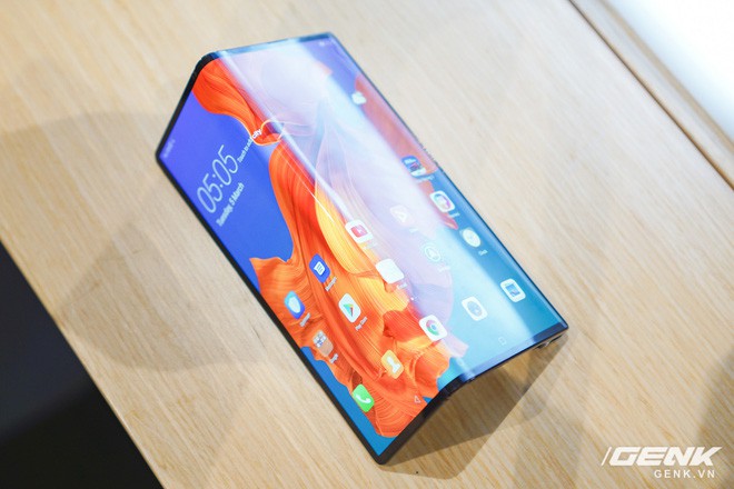 Huawei Mate X đầu tiên về Việt Nam: Soi gương cực nhanh, có chỗ giấu tiền và giá thì có 60 triệu - Ảnh 1.