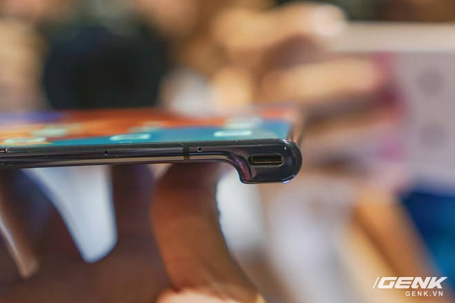 Huawei Mate X đầu tiên về Việt Nam: Soi gương cực nhanh, có chỗ giấu tiền và giá thì có 60 triệu - Ảnh 14.