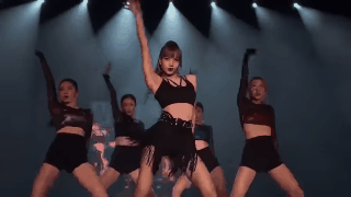 Lisa lại bắn trúng tim fan không trượt phát nào với khoảnh khắc xuất thần đầy quyến rũ này - Ảnh 1. Lisa lại bắn trúng tim fan không trượt phát nào với khoảnh khắc xuất thần đầy quyến rũ này - Ảnh 1.