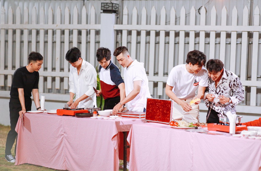 Hot Boy Ng I Y L Ai N M Tay K U C C T Nh C M Trong T P C Bi T